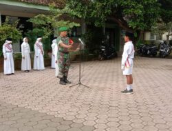 Babinsa Koramil 0822/04 Serahkan Piala Kepada Siswa SDN KONCER 1