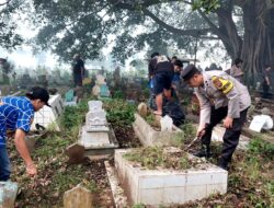 Sinergitas, Polisi bersama TNI dan Masyarakat Laksanakan “Gugur Gunung” di TPU