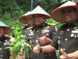 Kasdam V/Brawijaya Panen Hasil Bumi Di Secaba Untuk Ketahanan Pangan