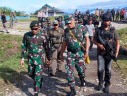 Pasukan Satgas YONIF R 514 KOSTRAD, Terlibat Langsung Evakuasi Masyrakat DISTRIK Paro Yang Diteror KSTP