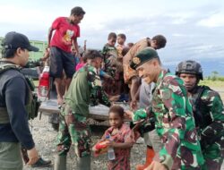 LAGI !! SATGAS YONIF R 514 KOSTRAD Beserta APKAM Gabungan TNI-POLRI Evakuasi 33 Orang Masyarakat Distrik Paro.