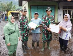 Bantuan Sembako Diserahkan Langsung Secara Simbolis Kepada Warga Oleh Ketua Persit KCK Cab XXXVI