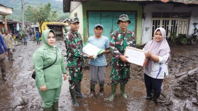 Bantuan Sembako Diserahkan Langsung Secara Simbolis Kepada Warga Oleh Ketua Persit KCK Cab XXXVI