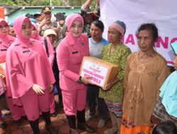 Tanggap Bencana, Yayasan Kemala Bhayangkari Jawa Timur Berikan Bantuan Korban Banjir di Bondowoso