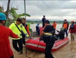 Polres Ponorogo Siagakan Personel 24 Jam Bantu Tangani Banjir