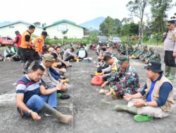 Kodim 0822 Dan Relawan Ijen Makan Bersama Nasi Bungkus