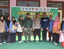 Pemberian Bantuan Alat-alat Sekolah Bagi Siswa Diserahkan Langsung Oleh Kapolres Bondowoso
