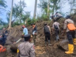 TNI – Polri Bersama Masyarakat Laksanakan Giat Pembersihan Sisa-sisa Material Banjir Susulan Ijen