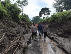 Kapolres Bersama Dandim 0822 Bondowoso Menyusuri Aliran Sungai Luapan Banjir Ijen