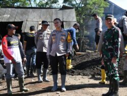 Kodim 0822 Bondowoso Turun Tangan Membangun dan Memperbaiki Jembatan Yang Diterjang Banjir Bandang