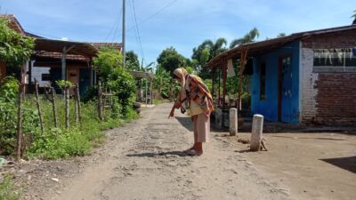 Diusulkan Hampir Sepuluh Tahun Jalan Desa Rusak Parah, Dinas Terkait Diduga Tutup Mata