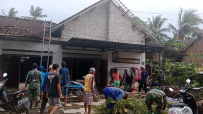 Babinsa Koramil 0825/06 Gambiran Laksanakan Kerja Bakti Pasca Angin Puting Beliung