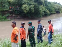 Babinsa Koramil 0825/17 Muncar Evakuasi Anak Tenggelam di Sungai Kedungringin