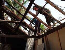Babinsa Koramil 0825/11 Pesanggaran Bantu Pasang Esbes Rumah Warga Yang Roboh Pasca Angin Kencang