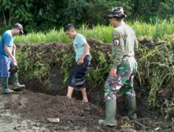 Babinsa Koramil 0822/13 Tlogosari Bersama Masyarakat Laksanakan Kerja Bakti Membersihkan Parit