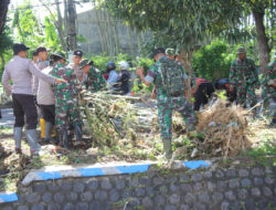 Polres Bondowoso Bersama TNI dan Warga Kerja Bakti Pasca Banjir Bandang Pancoran