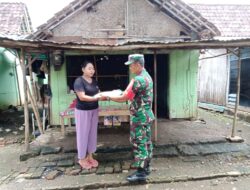 Door to Door Babinsa Prajekan Bagikan Beras Ke Warga Binaan
