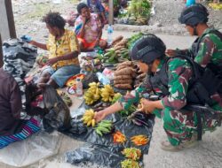 Tingkatkan Ekonomi Masyarakat Kenyam, Satgas Yonif R 514 Kostrad Borong Hasil Bumi