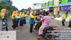 Srikandi Rimbawan Dalam Ikatan Istri Karyawan Perhutani Bondowoso Bagi-Bagi Takjil di Bulan Ramadhan