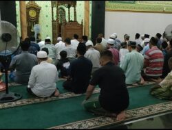 Babinsa Koramil 0822/14 Prajekan Bondowoso Berikan Pengamanan Kepada Masyarakat Yang Menjalankan Sholat Tarawih