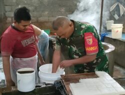 Bulan Ramadhan, Serda Sutono Sambangi Industri Rumahan Tahu