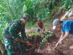 Babinsa Posramil Binakal Bersama Warga Laksanakan Karya Bakti Pelebaran Jalan