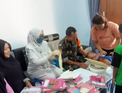 Wujudkan Balita Sehat, Babinsa Grujugan Dampingi Petugas Berikan Layanan Posyandu