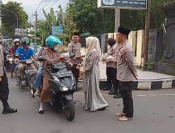 Kapolres Bondowoso Bagi-bagi Takjil Menjelang Berbuka Puasa