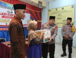 Bidhumas dan Bidkum Polda Jatim Berbagi 100 Paket Sembako Untuk Warga Morokrembangan