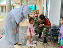 Koptu Lukman Babinsa Tlogosari Dampingi Tenaga Kesehatan Berikan Layanan Posyandu