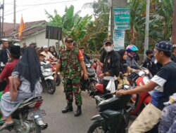 Potret di Sore Hari, Babinsa Tlogosari Bersama PSHT Bagikan Takjil Gratis