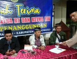 Kepala Desa Penanggungan Salurkan Intensif Ketua RT dan RW Desa Penanggungan Bondowoso