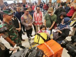 Kapolri Tinjau Bandara Juanda, Minta Pemudik Lapor ke Posko Jika Ada Keluhan