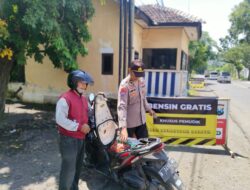 Polres Situbondo Layani Tambal Ban dan BBM Gratis Khusus Pemudik