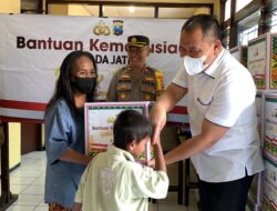 Ditresnarkoba Polda Jatim Berbagi Sembako Jelang Lebaran, Warga Wonokusumo Jadi Riang