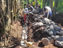 Semangat Warga dan Satgas TMMD Ke-116 Bondowoso Pasang Paving Block