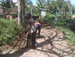 Satgas TMMD 116 Bondowoso Bersihkan Jalan Lingkungan
