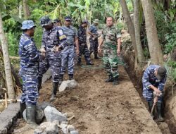 Satgas TMMD 116 Bondowoso Pasang Pondasi Batu Untuk Jalan