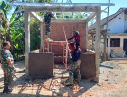 Bangun Pos Kamling, Satgas TMMD 116 Bondowoso Dan Warga Lembur