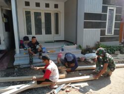 Anggota Satgas TMMD 116 Bondowoso Bantu Tukang Kayu Agar Sasaran Cepat Selesai