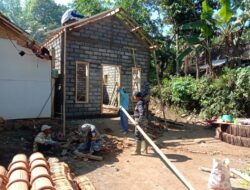 Satgas TMMD 116 Bondowoso Pasang Rangka Dinding Rumah Warga