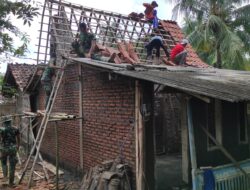 Bedah Rumah, Satgas TMMD 116 Bondowoso dan Warga Kompak Pasang Genting