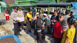 Unik, Polisi Patroli Sambil Berbagi Sayuran dan Lauk Gratis Untuk Warga Jogorogo Ngawi
