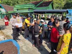 Unik, Polisi Patroli Sambil Berbagi Sayuran dan Lauk Gratis Untuk Warga Jogorogo Ngawi