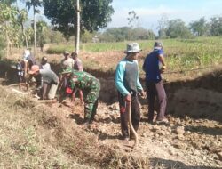 Babinsa Posramil Botolinggo Bersama Warga Gotongroyong Pelebaran Jalan