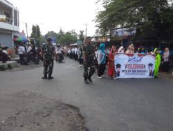 Babinsa Sukosari Dalam Pengamanan Kirab Wisuda Sekolah