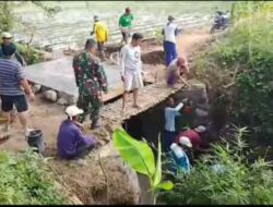 Babinsa Koramil Pujer Bantu Pengecoran Jembatan