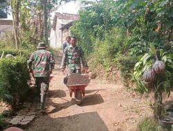 Selalu Ada Untuk Rakyat, Anggota Koramil 0822/02 Curahdami Gotong Royong Membantu Pembangunan Rumah Warga