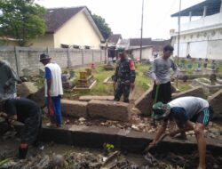 Takut Air Meluap, Babinsa Sertu L. Sugianto Dan Warga Perbaiki Pagar Makam