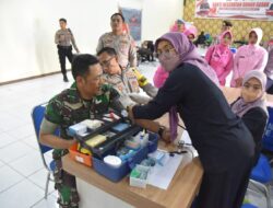 Dukung HUT Ke-77 Bhayangkara, Prajurit Kodim 0822 Bondowoso Ikut Donor Darah